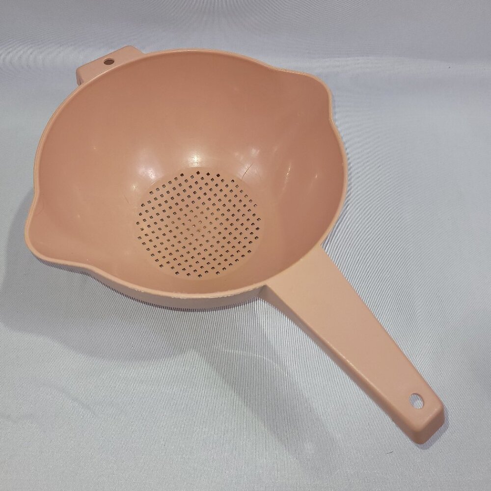Tupperware Vintage 2 Quart Colander Salmon Color Plastic Sieve